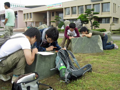 東北大（土屋）巡検・広場2.jpg